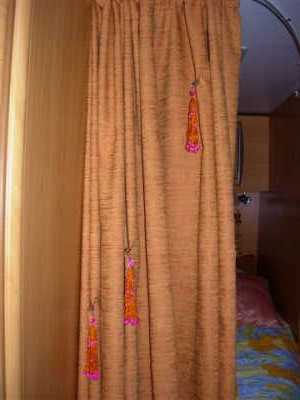 montage des rideaux pour la chambre d'un campingcar 6