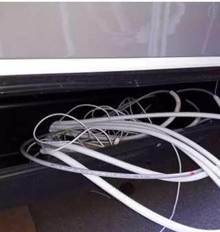 … l’arrivée des flexibles et câbles en provenance des vérins